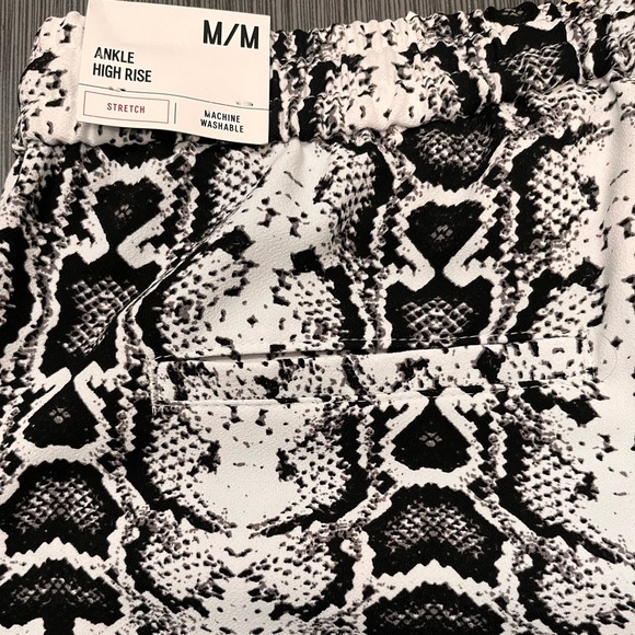 Express Medium NWT Stretch Joggers/ Black & White Snakeskin Print Pants/ Snake - Picture 5 of 6